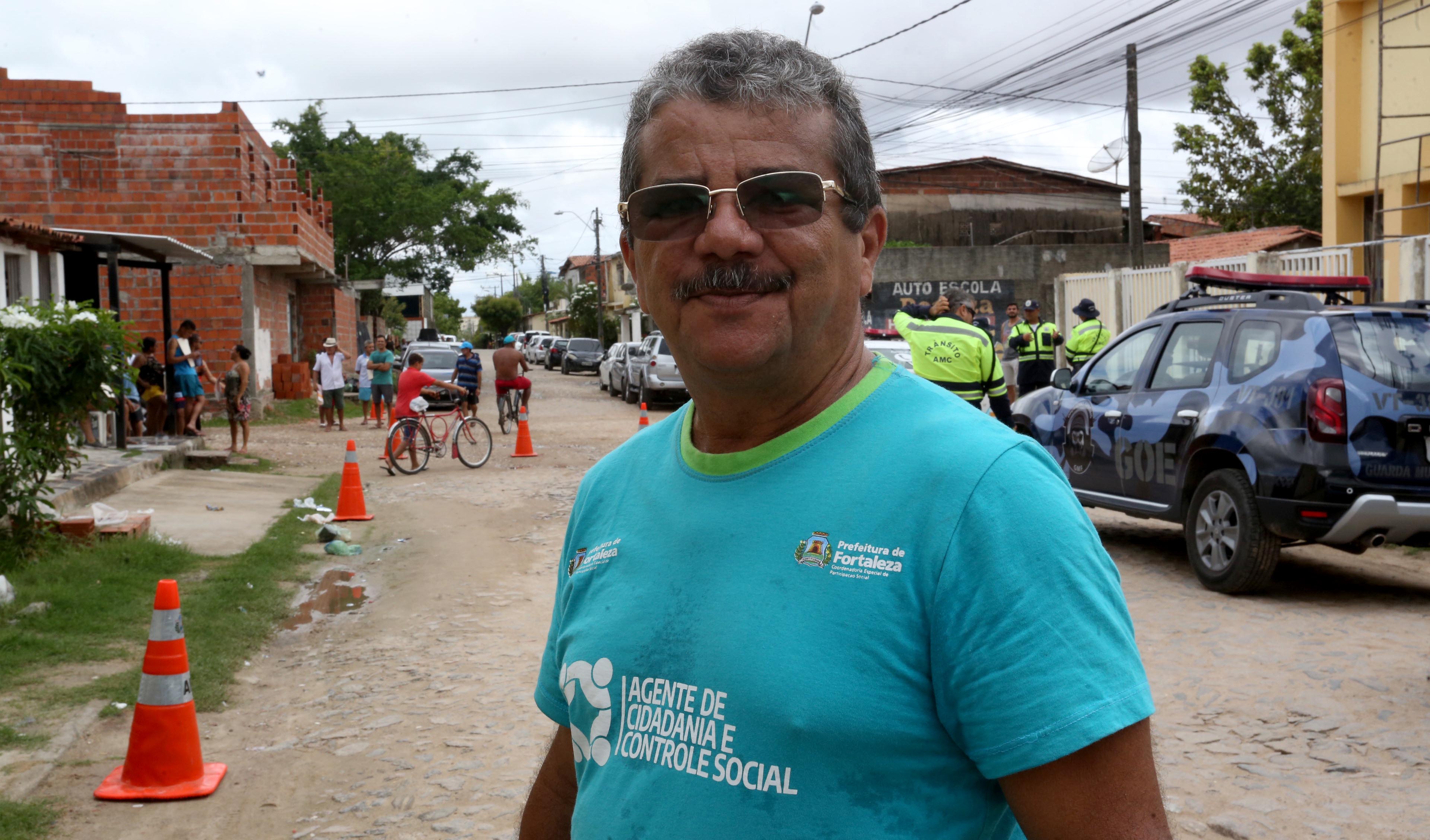 senhor sorrindo para a foto